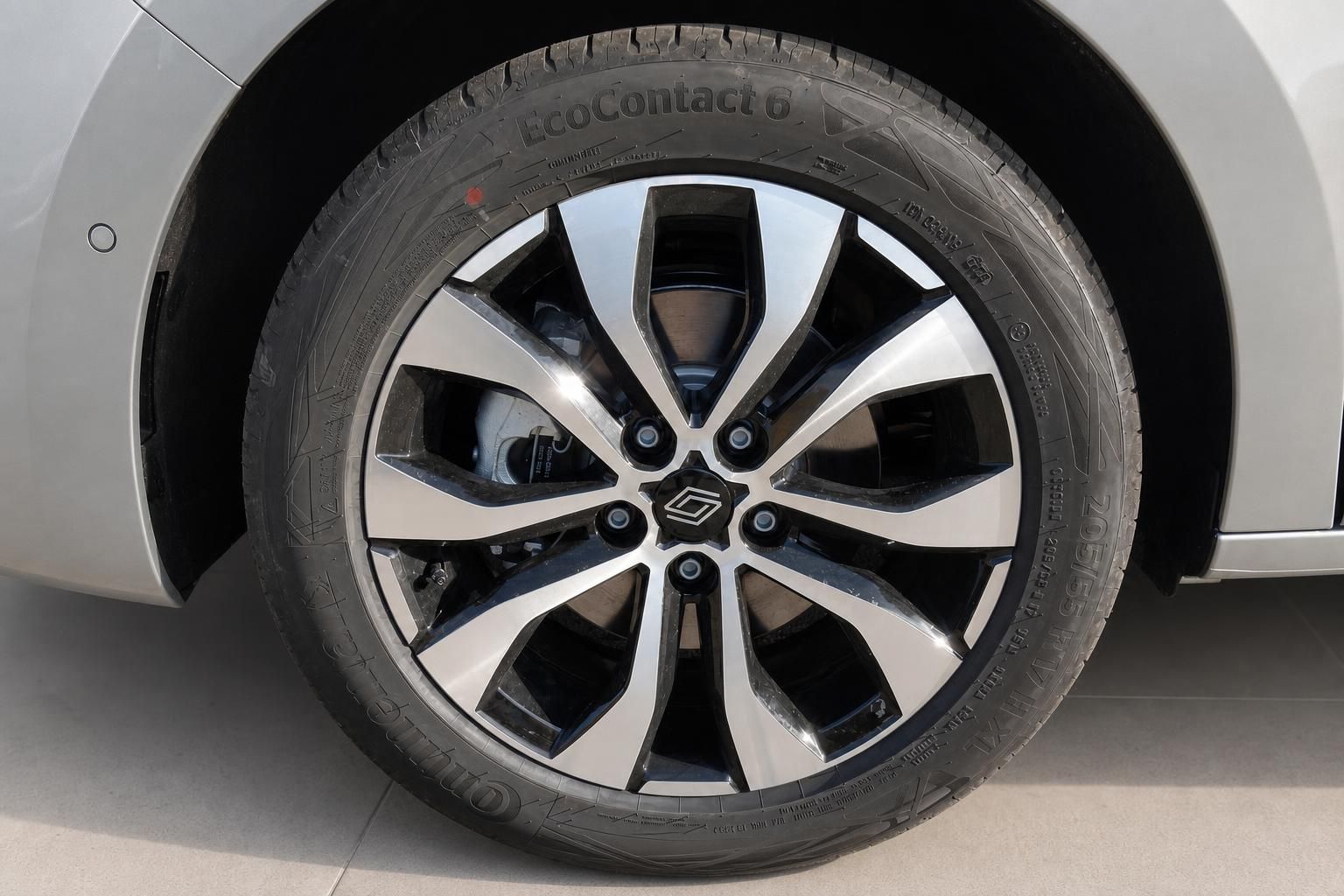 Detailaufnahme Renault Kangoo Leichtmetallfelge 17 Zoll mit Continental EcoContact 6 Reifen