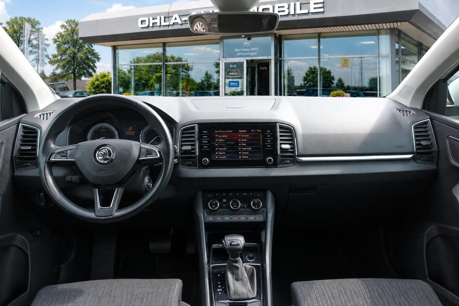 Škoda Karoq Innenraum mit Lenkrad und Touchscreen-Display