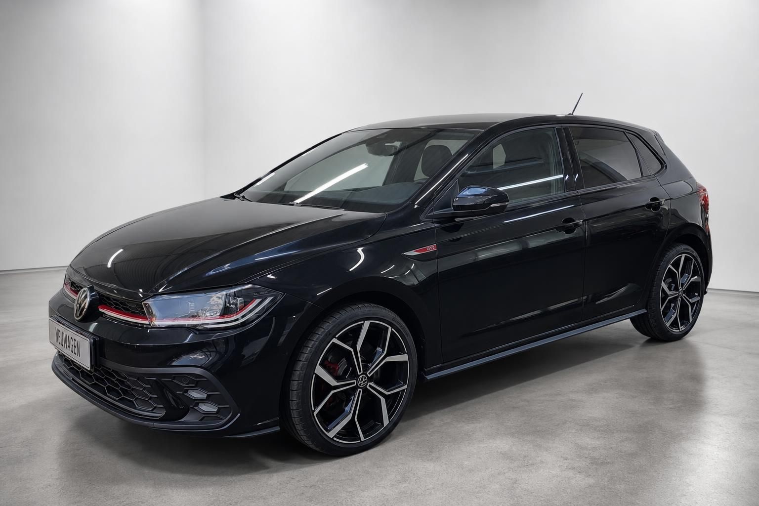 VW Polo GTI schwarz Front-Seitenansicht mit Alufelgen im Studio