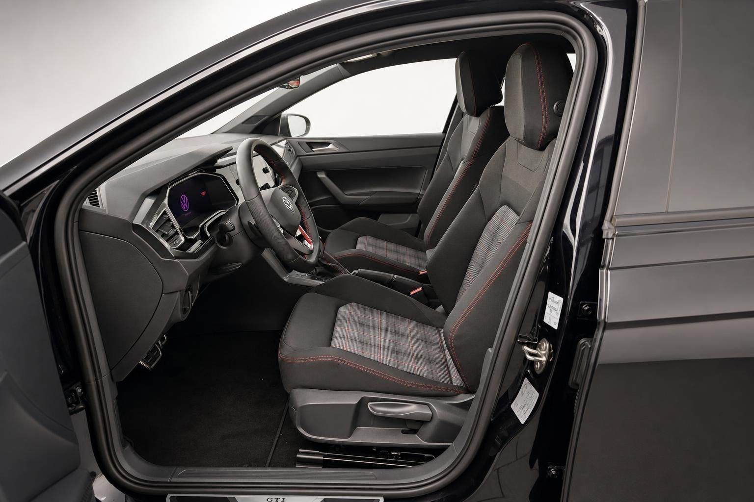 VW Polo GTI Innenraum mit Sportsitzen im Karo-Design und roter Ziernaht
