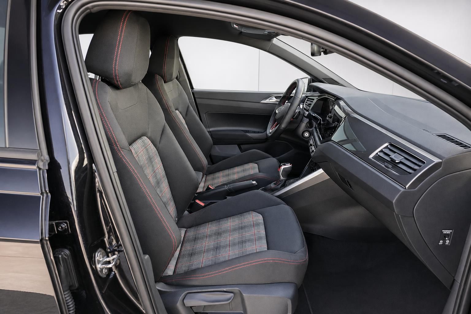 VW Polo GTI Innenraum, Blick auf Sportsitze und Cockpit