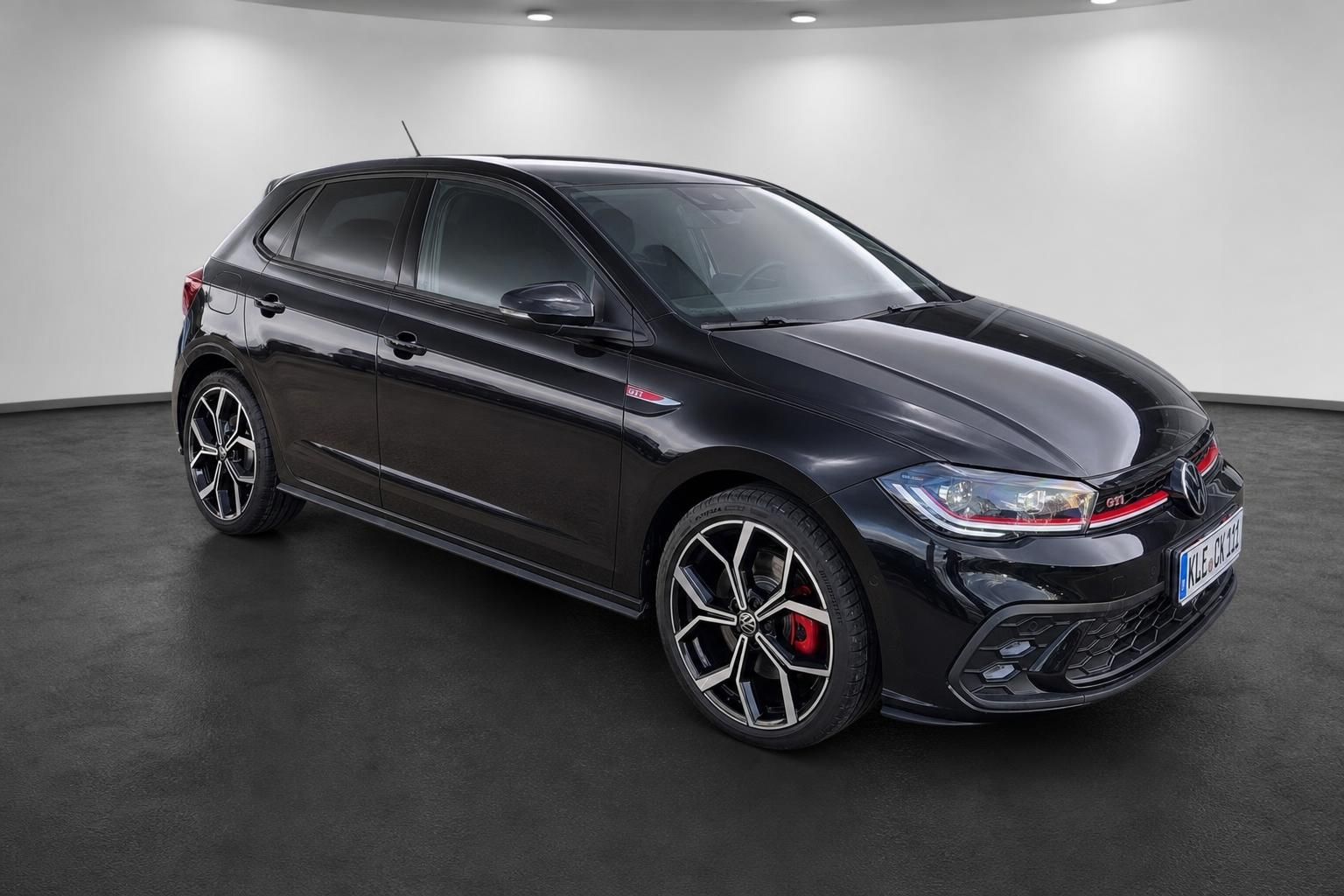 VW Polo GTI schwarz Seitenansicht vorne mit Kennzeichen im Fotostudio