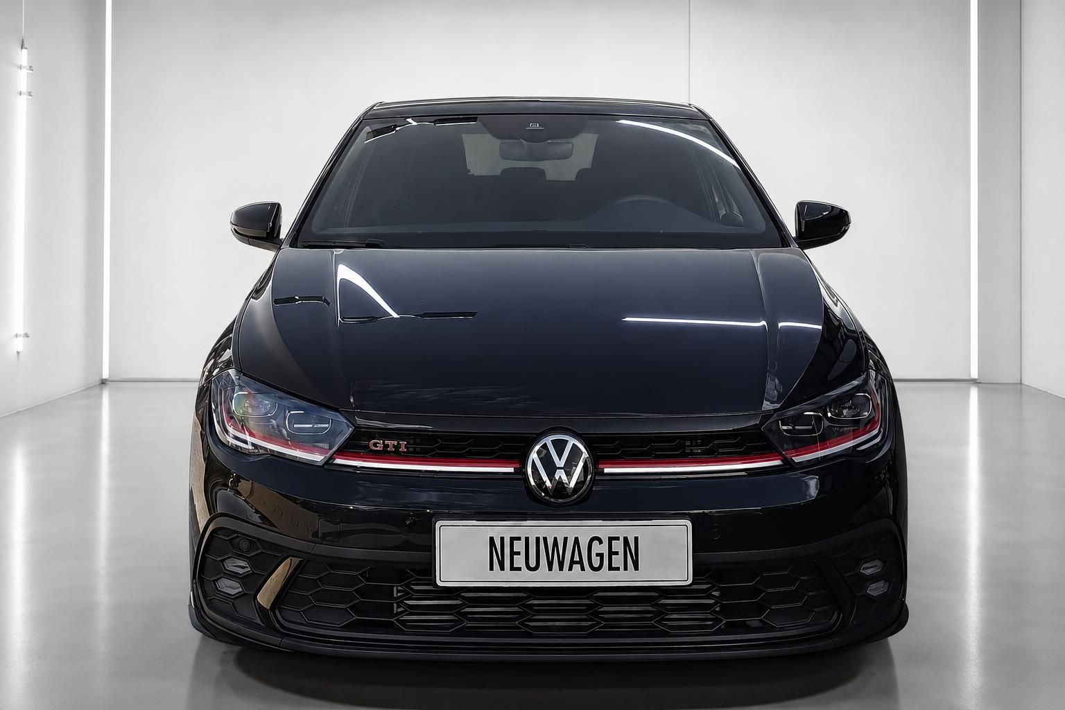 VW Polo GTI schwarz Frontansicht mit Kennzeichenhalter Neuwagen im Studio