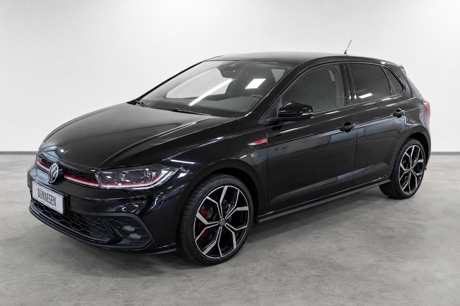 VW Polo GTI schwarz Frontansicht schraeg mit Haendlerkennzeichen Duennesen