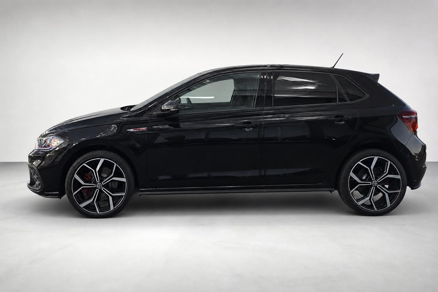VW Polo GTI schwarz Seitenansicht Profil mit Leichtmetallfelgen im Studio