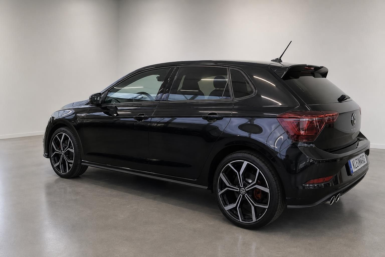 VW Polo GTI schwarz Heckansicht mit Spoiler und Doppelauspuff im Studio