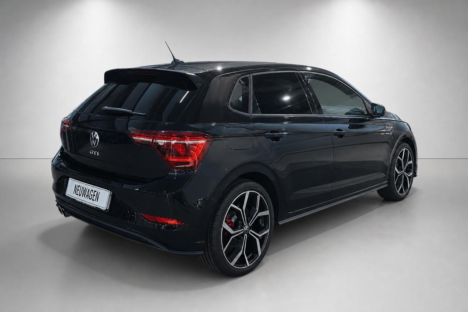 VW Polo GTI schwarz Heck-Seitenansicht mit Dachspoiler und GTI-Schriftzug