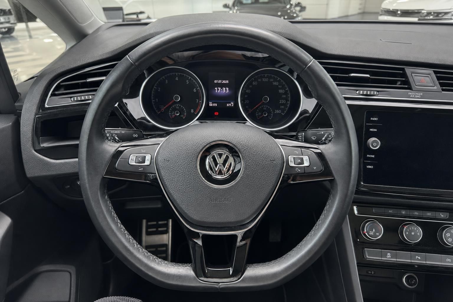 VW Touran Cockpit mit Lenkrad, Tacho und Multifunktionsdisplay