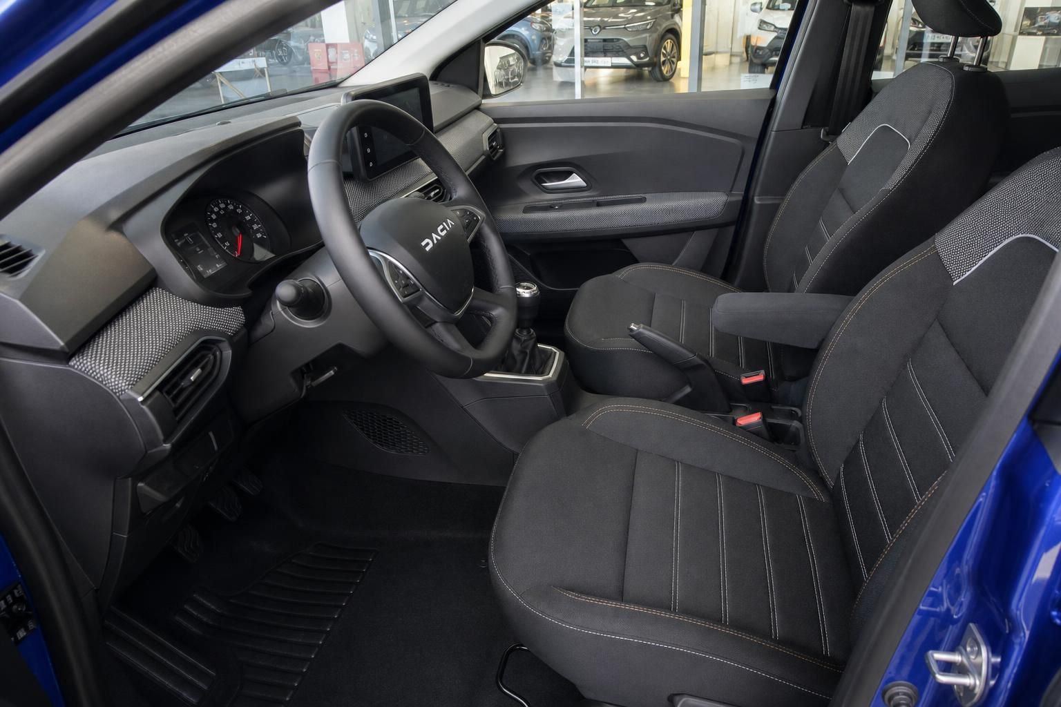 Dacia Innenraum mit schwarzen Stoffsitzen und manueller Schaltung