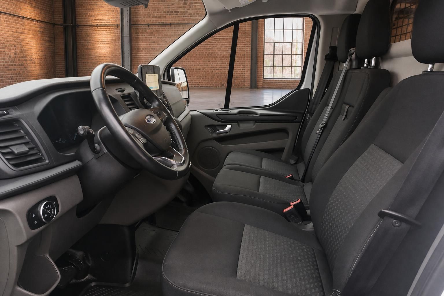Ford Transit Innenraum Vordersitze und Cockpit im Detail