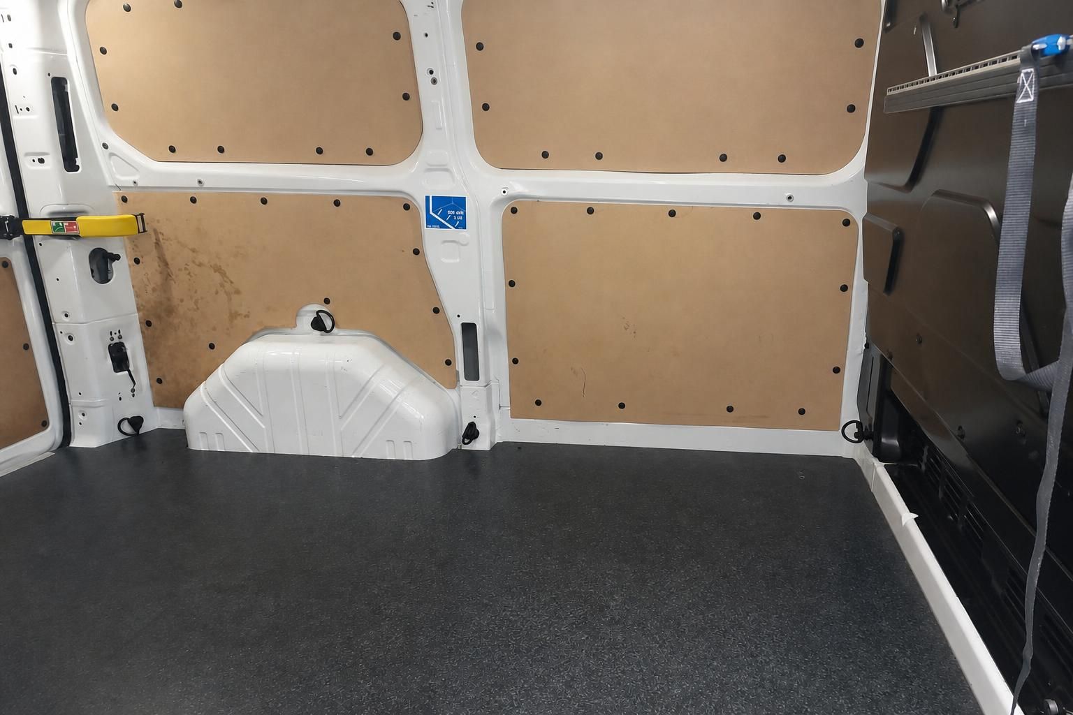 Ford Transit Laderaum mit Holzverkleidung und Zurrösen im Kastenwagen
