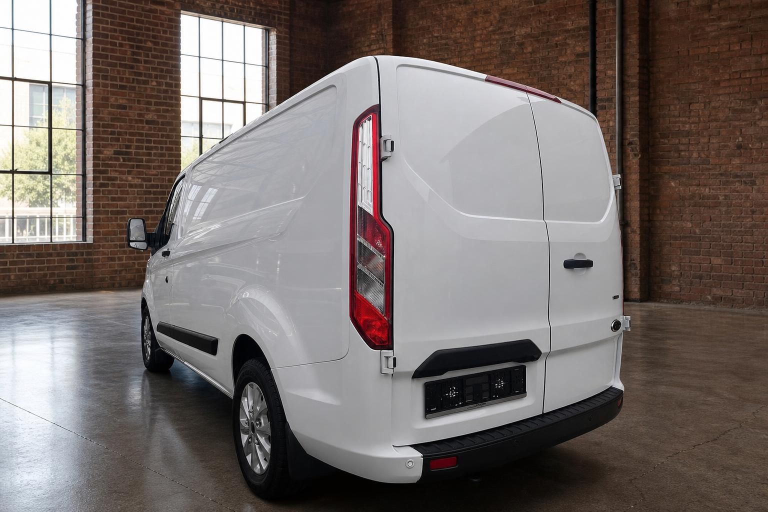 Ford Transit Custom weiß, Heckansicht in Industriehalle