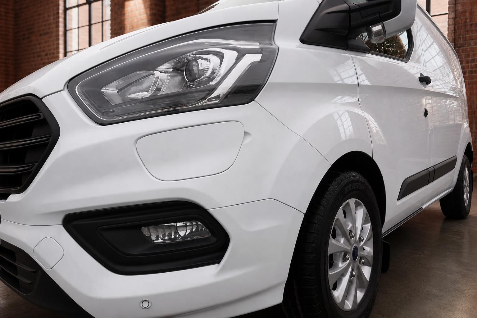 Ford Transit Custom Detailansicht Scheinwerfer und Felge