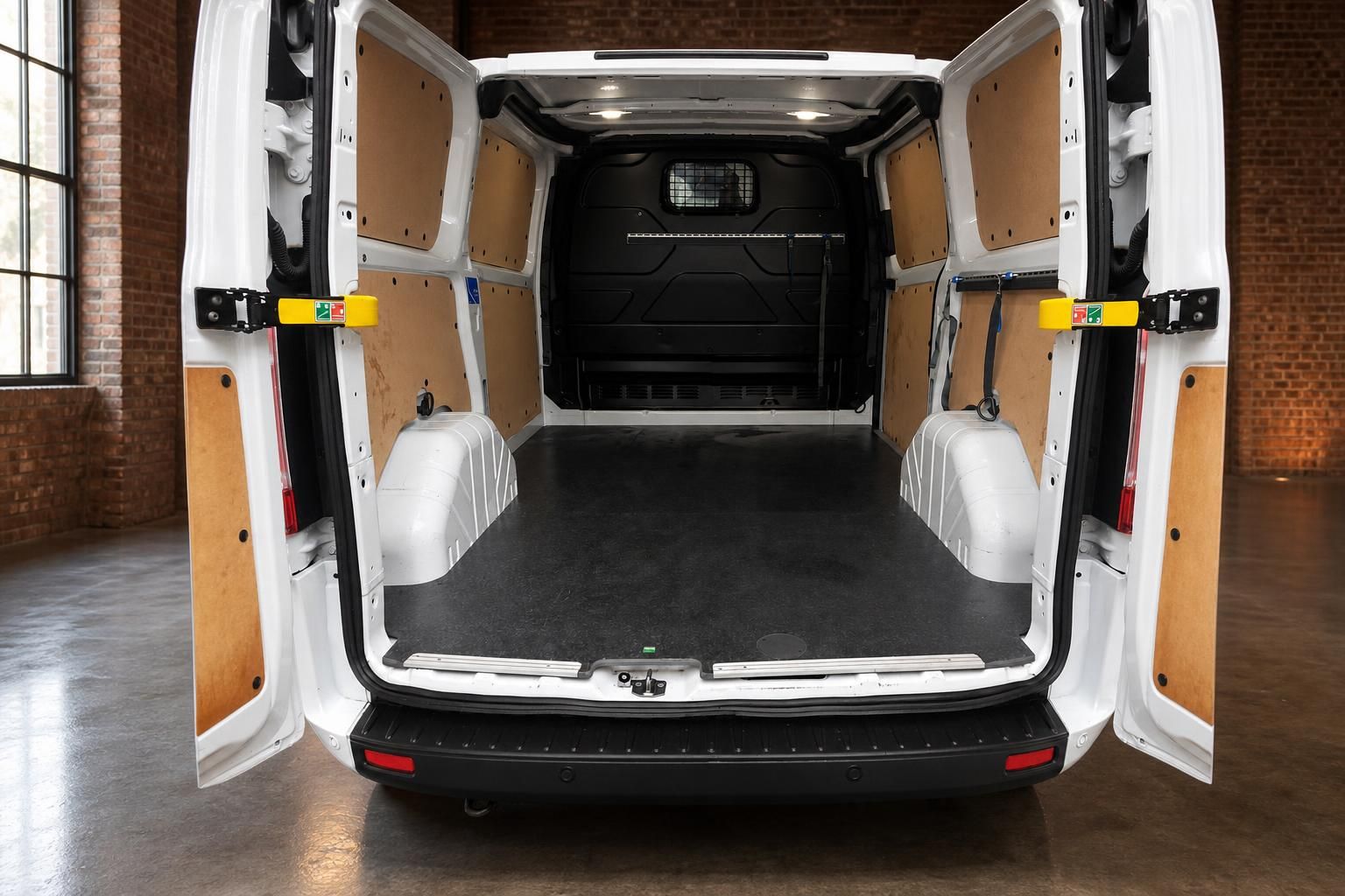 Ford Transit Custom Laderaum mit geöffneten Hecktüren