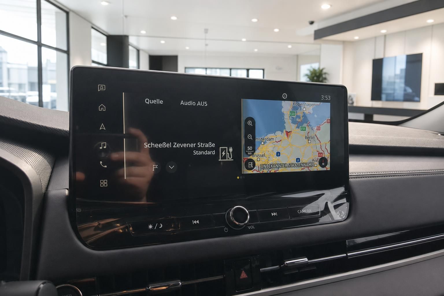 Mitsubishi Infotainment-Touchscreen mit Navigationskarte und Audio-Menü im Fahrzeuginnenraum