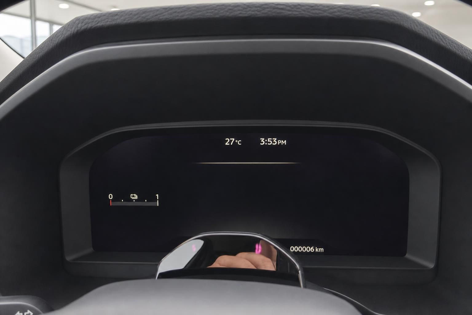 Digitales Kombiinstrument eines SUV mit Tachoanzeige, Kilometerstand 6 km und Uhrzeit