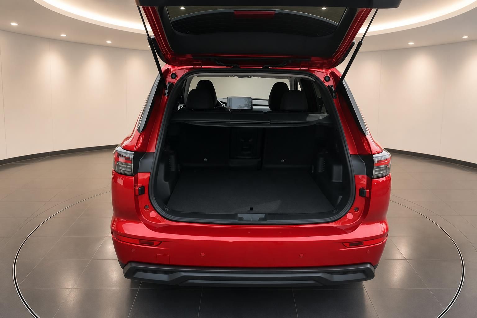 Roter SUV von hinten mit geöffneter Heckklappe und großem Kofferraum in Fotostudio