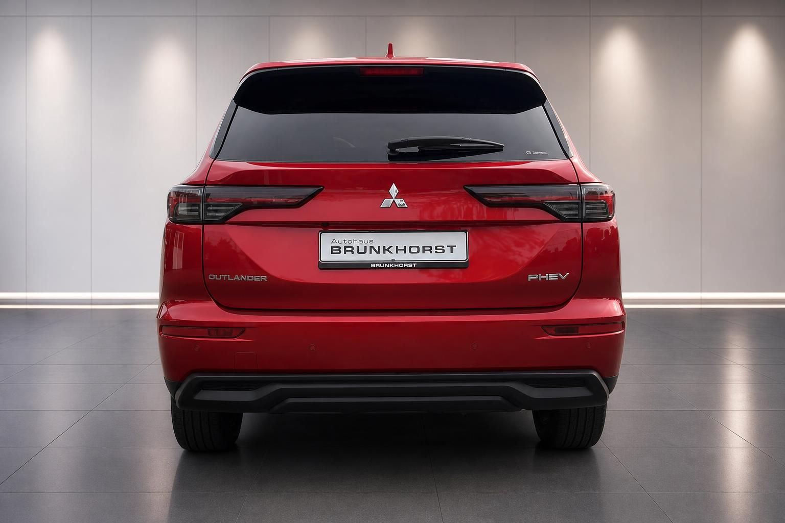 Mitsubishi Outlander PHEV rot Heckansicht im Showroom – SUV Plug-in-Hybrid