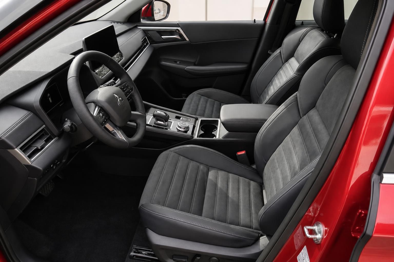 Mitsubishi Outlander Innenraum – Fahrersitz, Lenkrad und Mittelkonsole in Schwarz