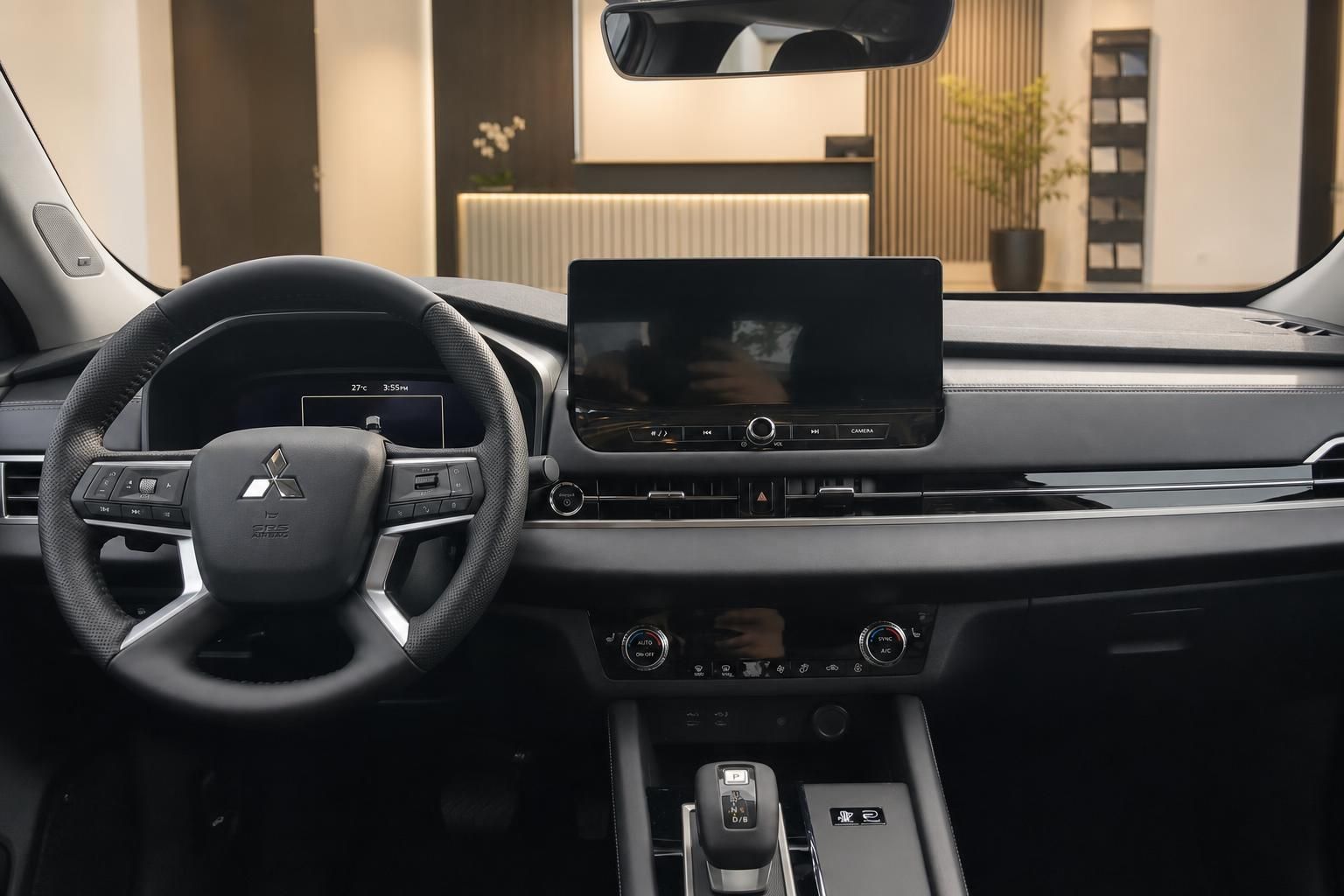 Mitsubishi Outlander Cockpit – Lenkrad, Touchscreen und Automatikgetriebe Innenansicht