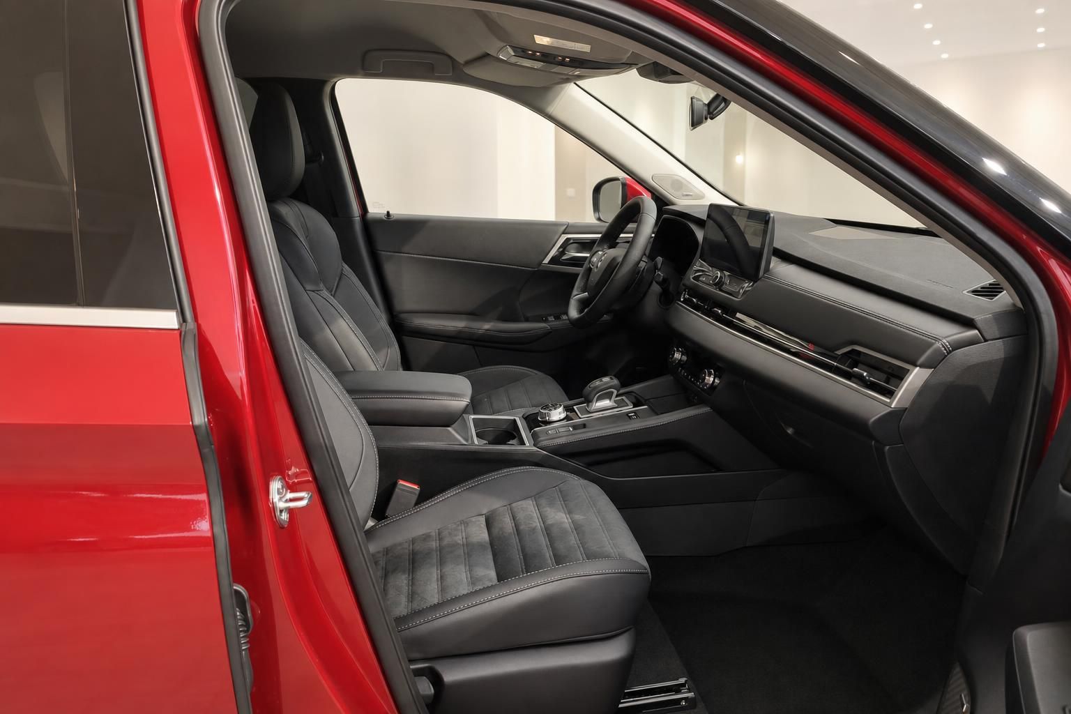 Roter SUV Innenraum Fahrerseite mit schwarzen Ledersitzen, Mittelkonsole und Touchscreen