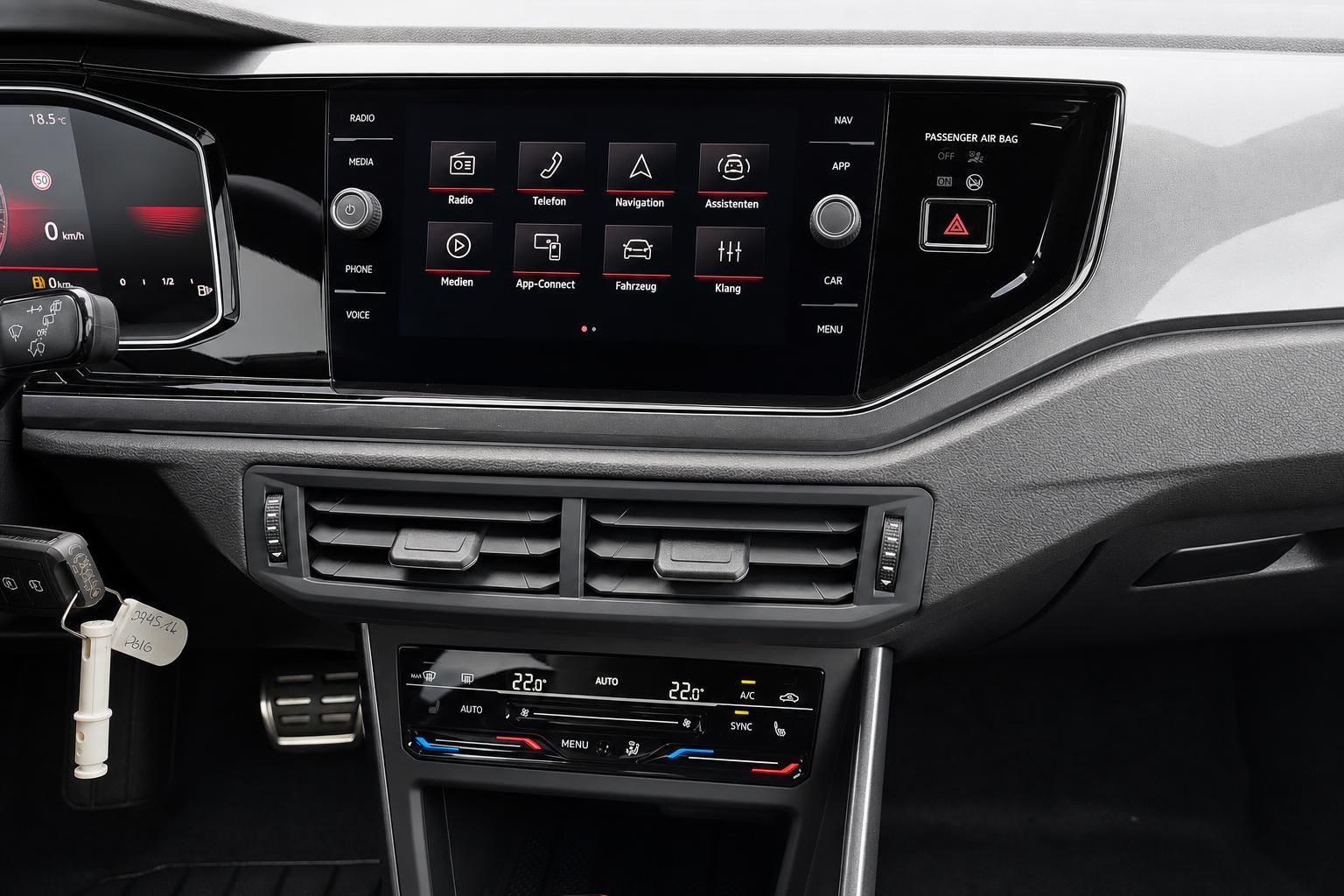 VW Polo GTI Innenraum mit digitalem Cockpit und Touchscreen-Infotainment