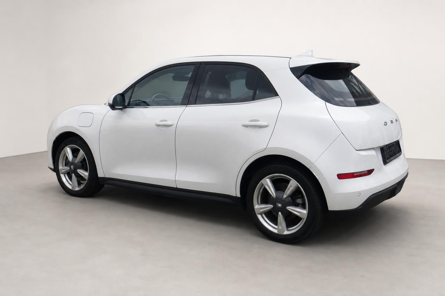 ORA weiß Heck-Seitenansicht, Elektroauto Studioaufnahme