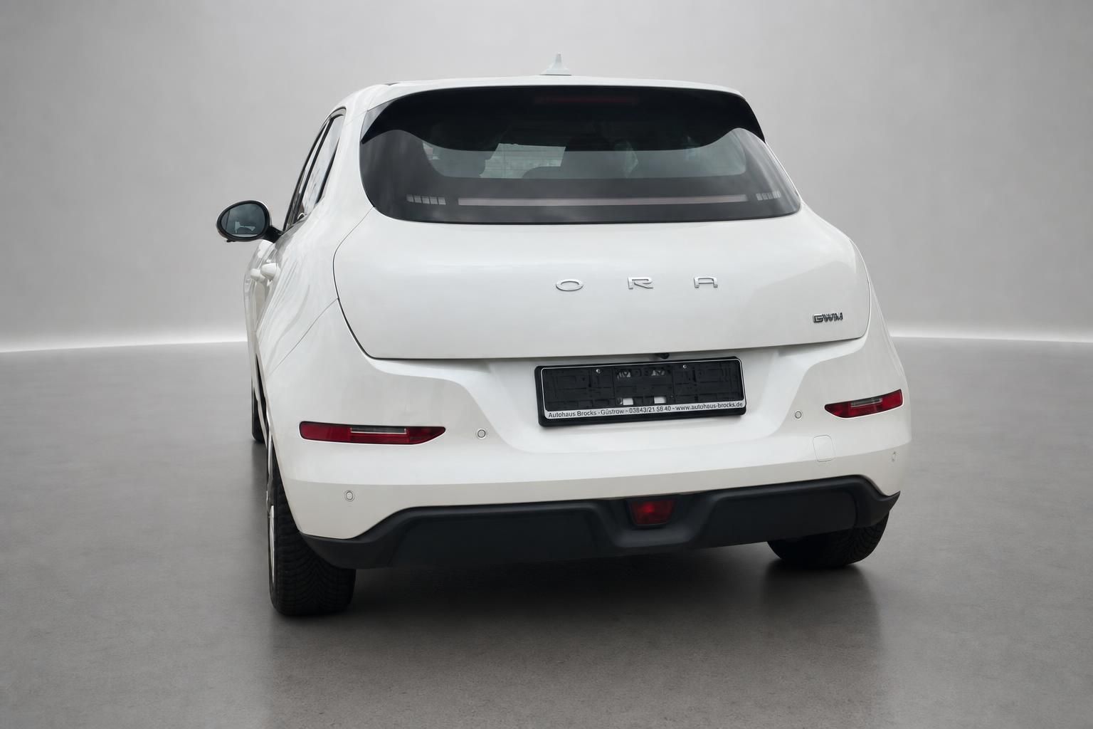 ORA weiß Heckansicht frontal, Elektroauto mit Kennzeichenhalter