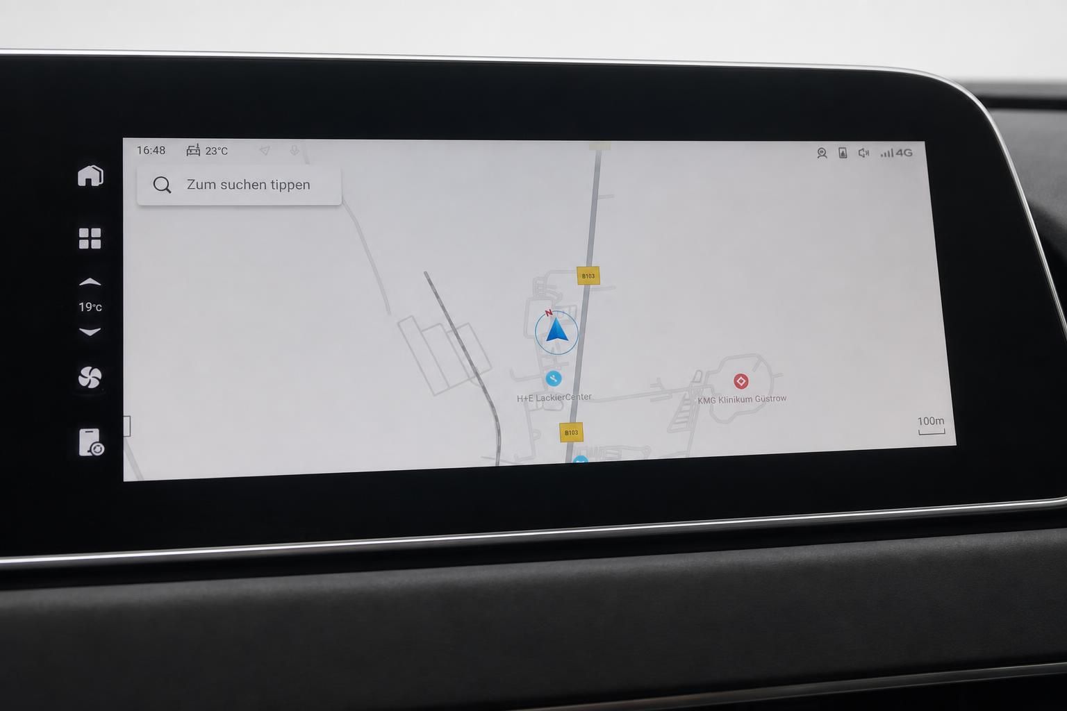 Navigationssystem mit Kartenansicht auf dem Infotainment-Display