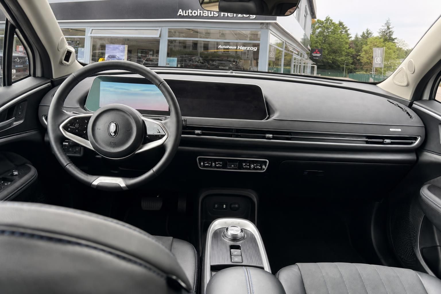Cockpit und Armaturenbrett mit digitalem Display im Fahrzeuginnenraum