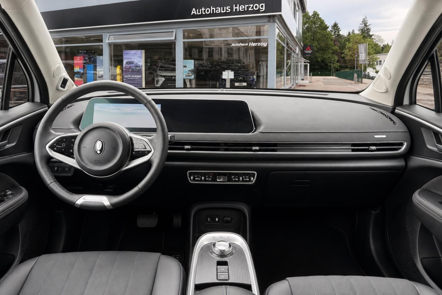 Cockpit und Armaturenbrett eines weissen Elektroautos mit digitalem Display