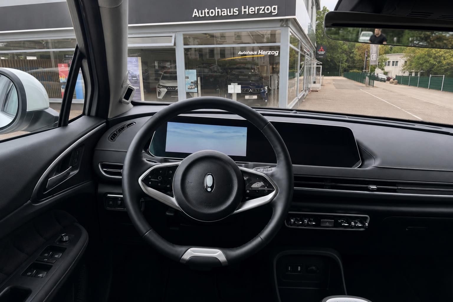 Lenkrad und Cockpit Ansicht eines modernen Fahrzeugs mit Touchscreen