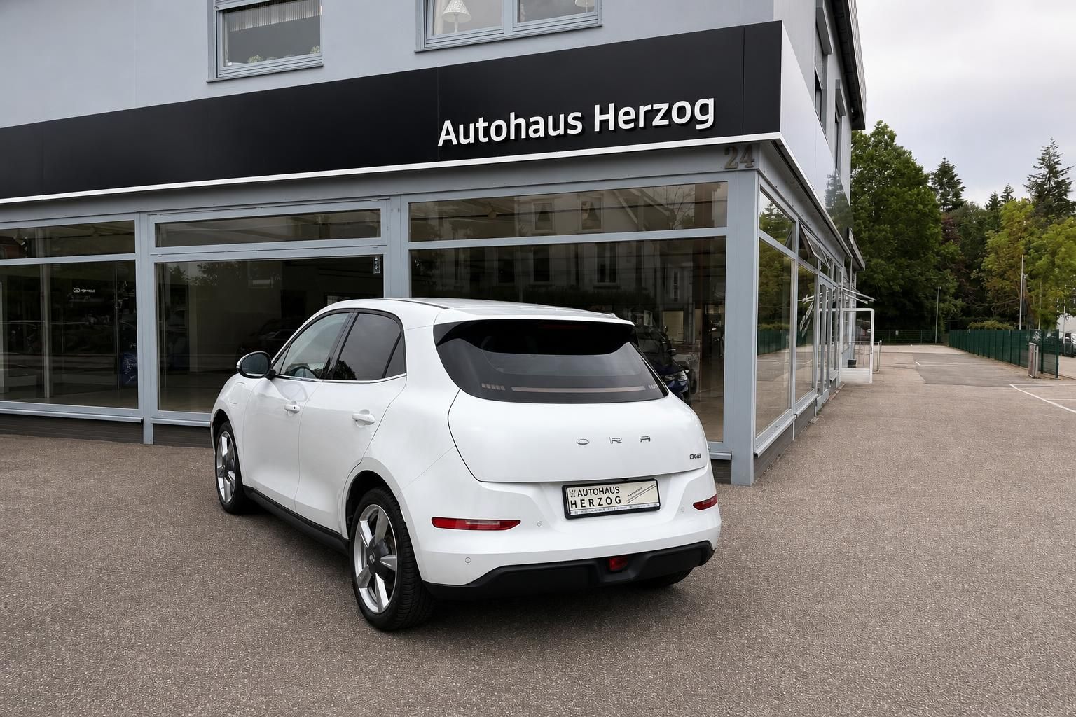 ORA in Weiß Heckansicht seitlich beim Autohaus Herzog