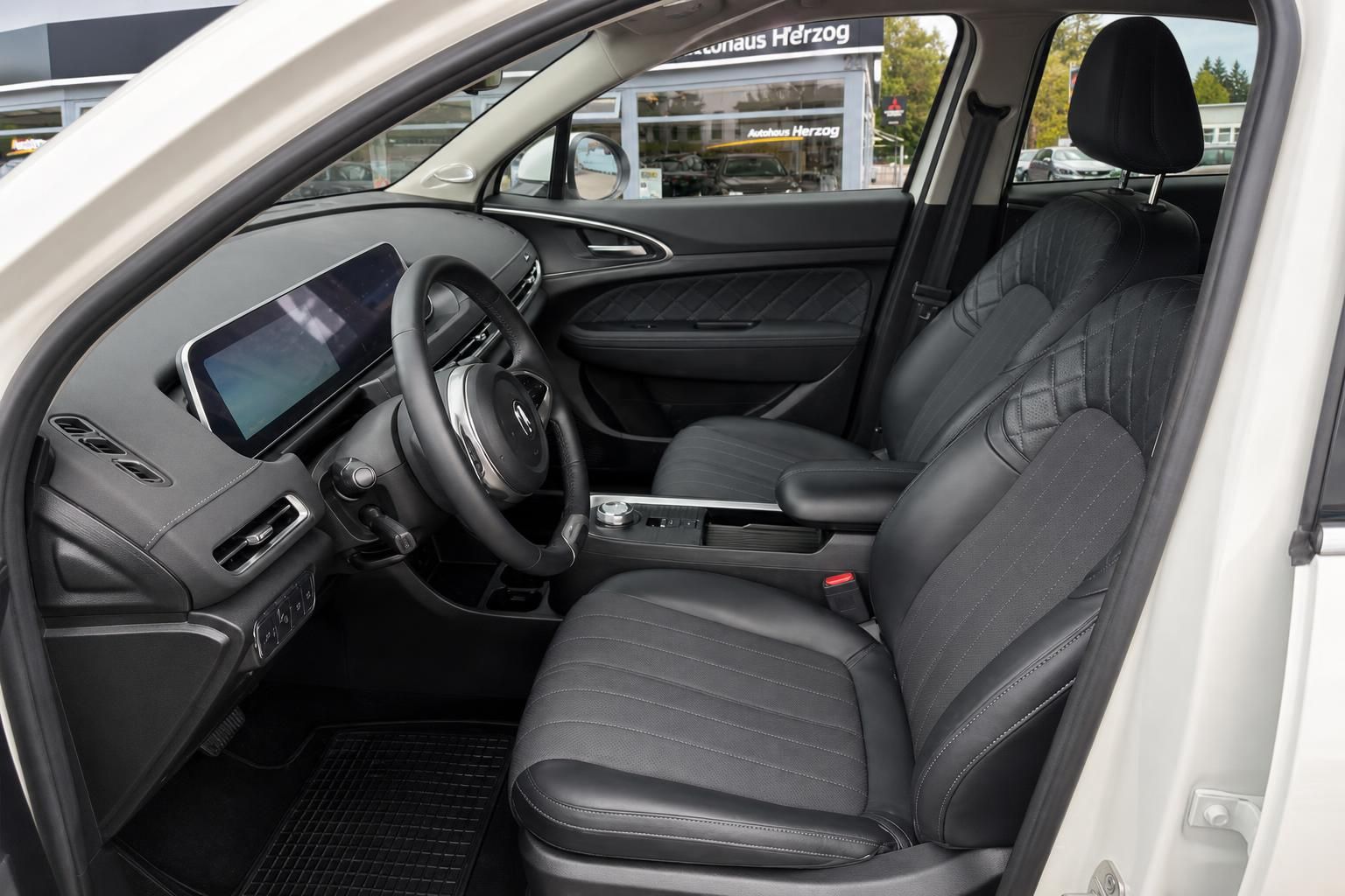 Vordersitze und Cockpit mit schwarzem Leder im Fahrzeuginnenraum
