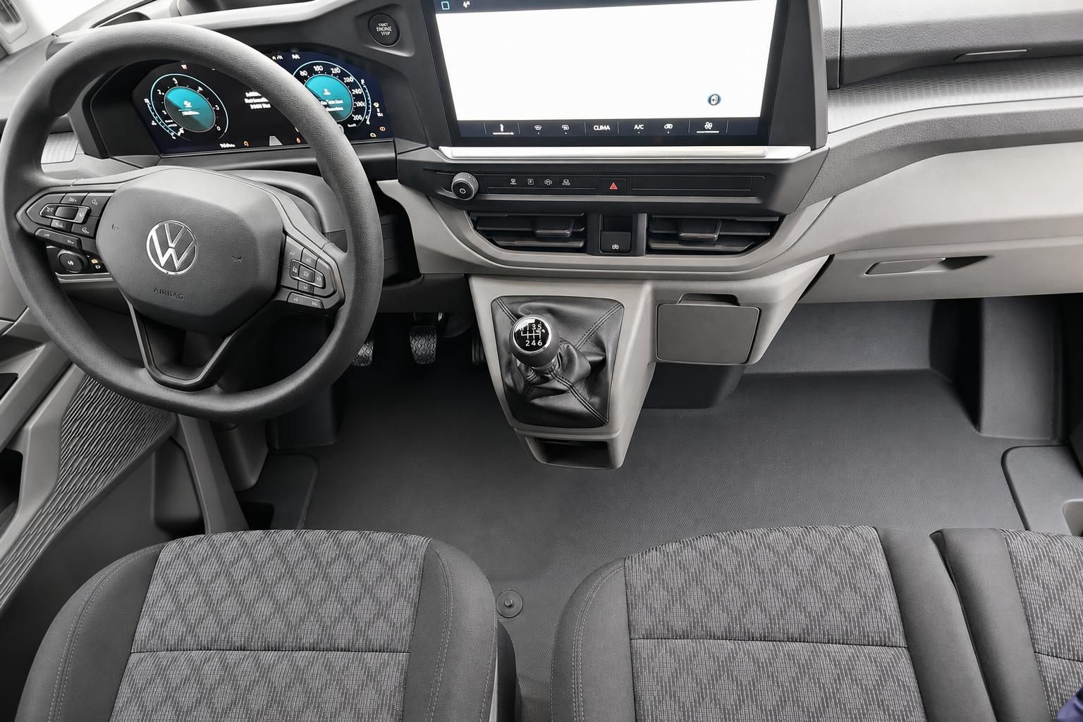 VW Nutzfahrzeug Innenraum mit Cockpit, Lenkrad und Schaltung