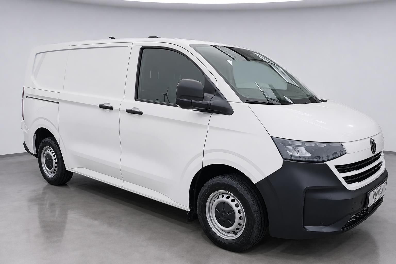VW Transporter Kastenwagen weiss, Frontansicht schraeg im Studio