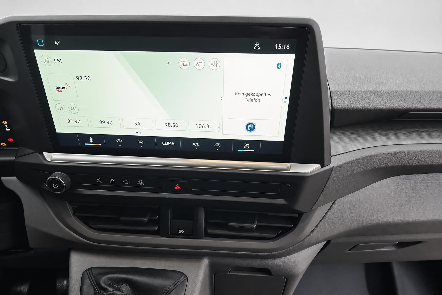 Infotainment-Display mit Radio und Klimasteuerung im Transporter Cockpit