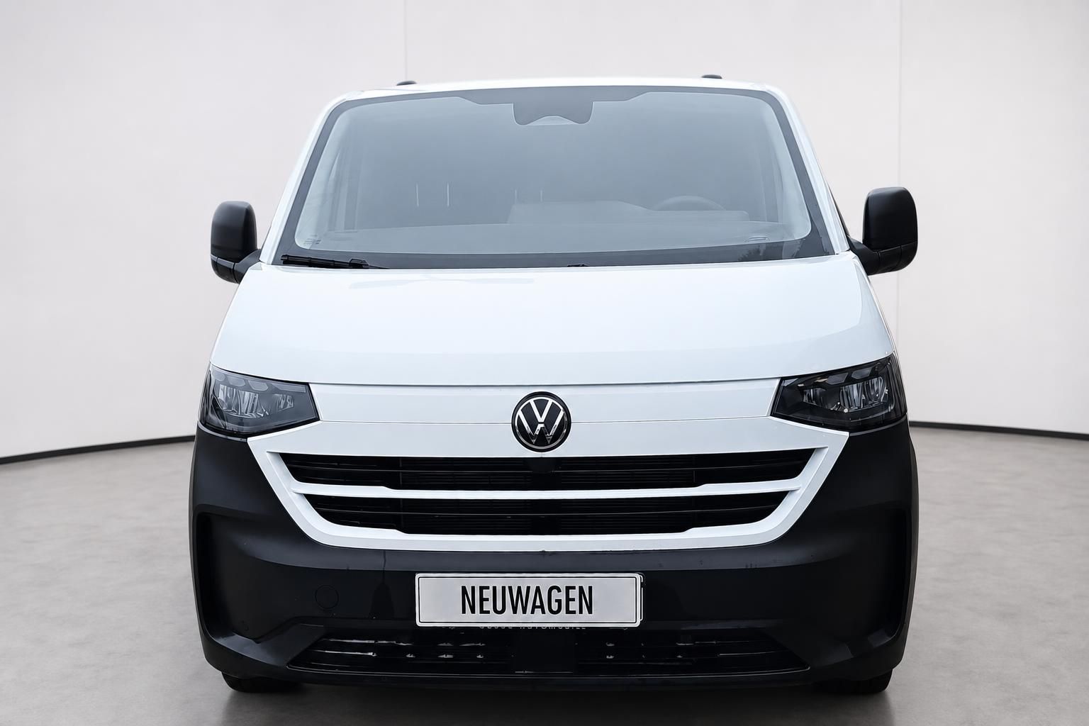 VW Transporter weiss Frontalansicht mit VW Logo im Studio