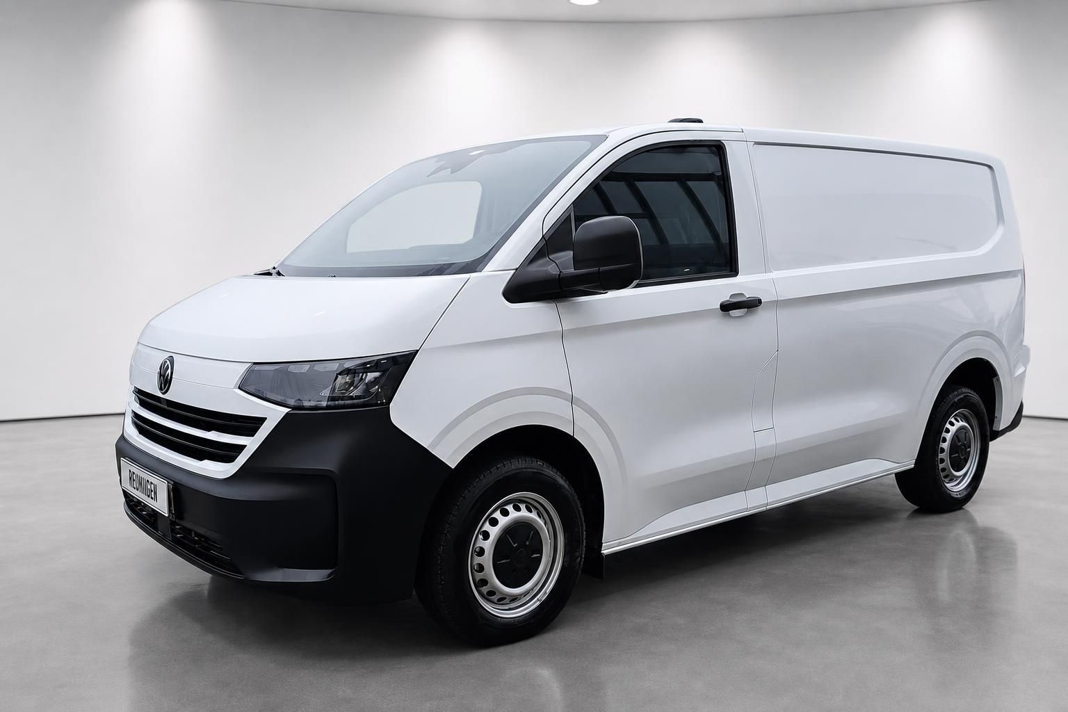 VW Transporter weiss Seitenansicht schraeg vorne im Studio