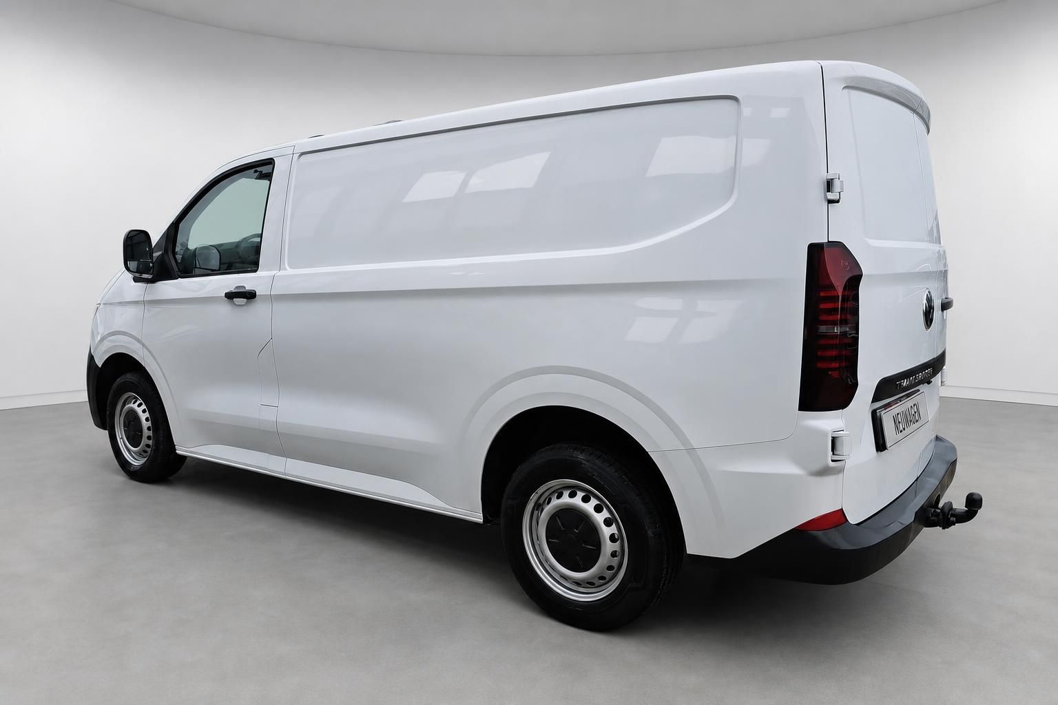 VW Transporter weiß, Heckansicht schräg, Neuwagen im Studio