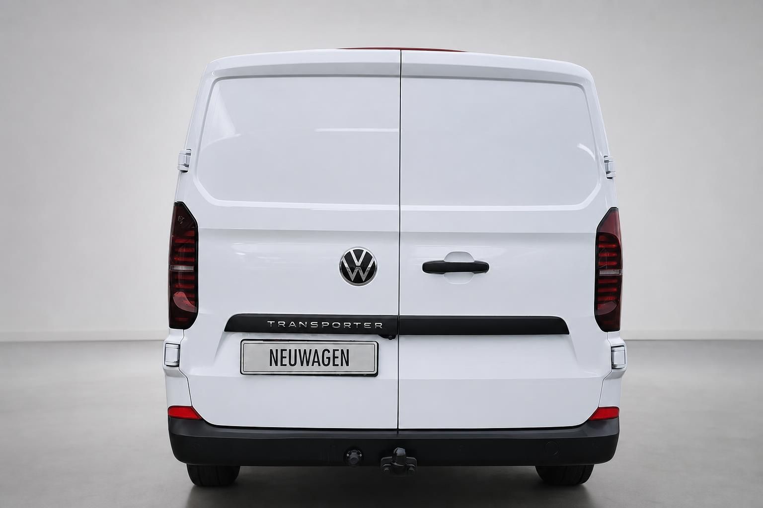 VW Transporter Kastenwagen weiss, Heckansicht im Studio