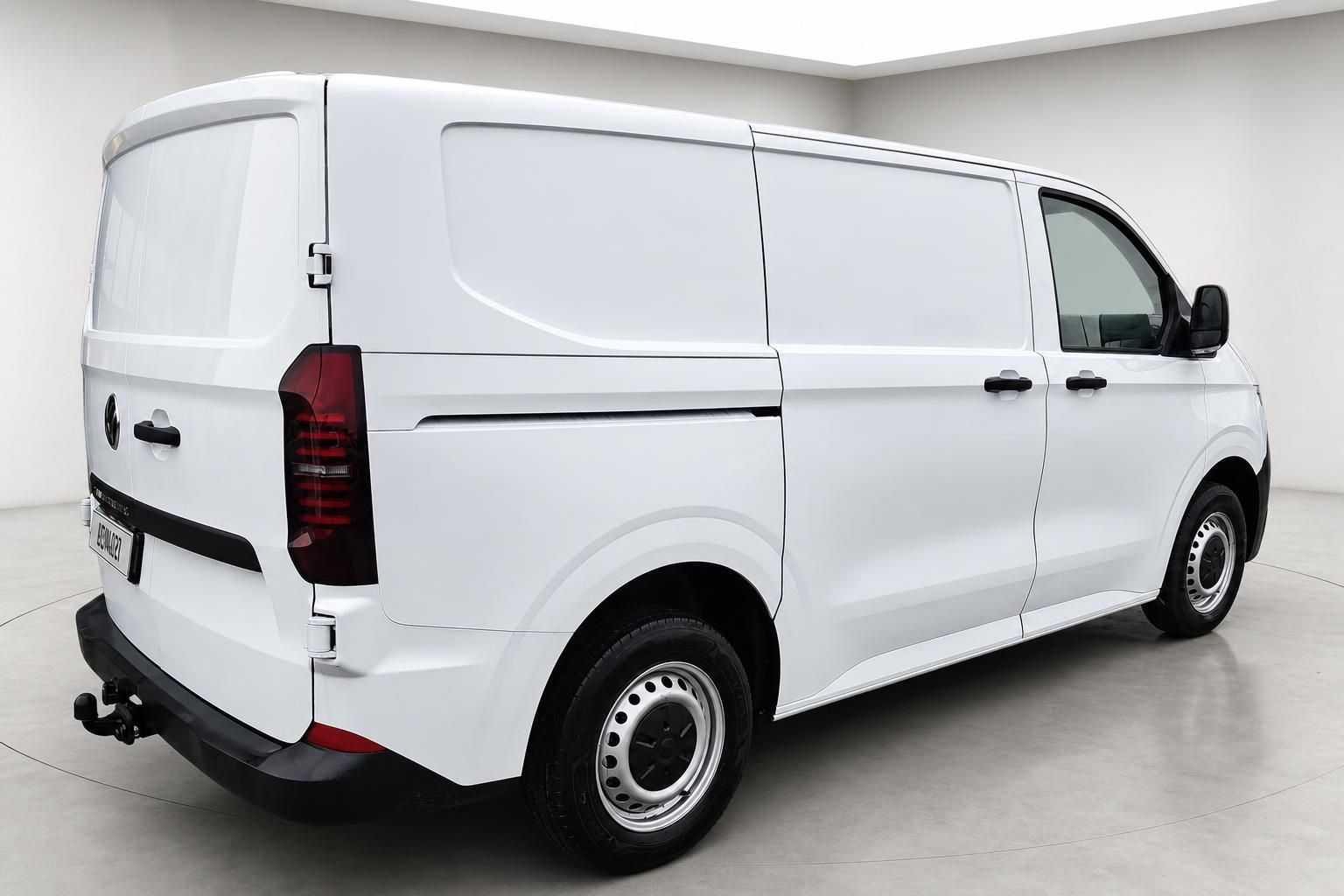 VW Transporter weiss Heckansicht mit Anhaengerkupplung im Studio