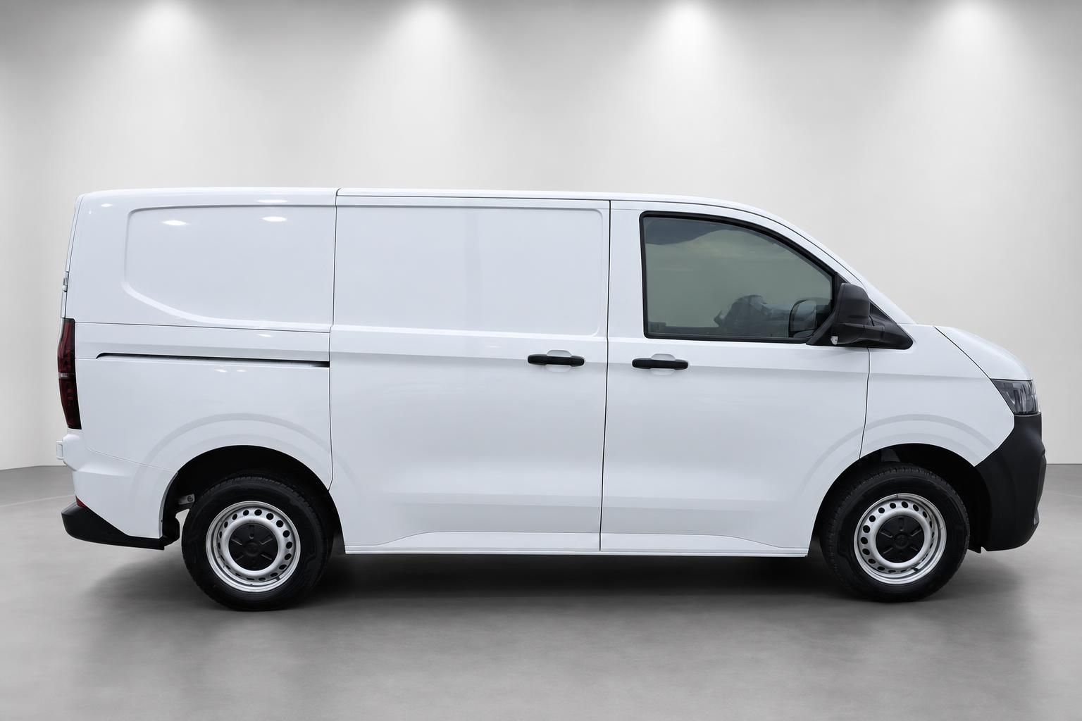 VW Transporter Kastenwagen weiss, Seitenansicht im Studio