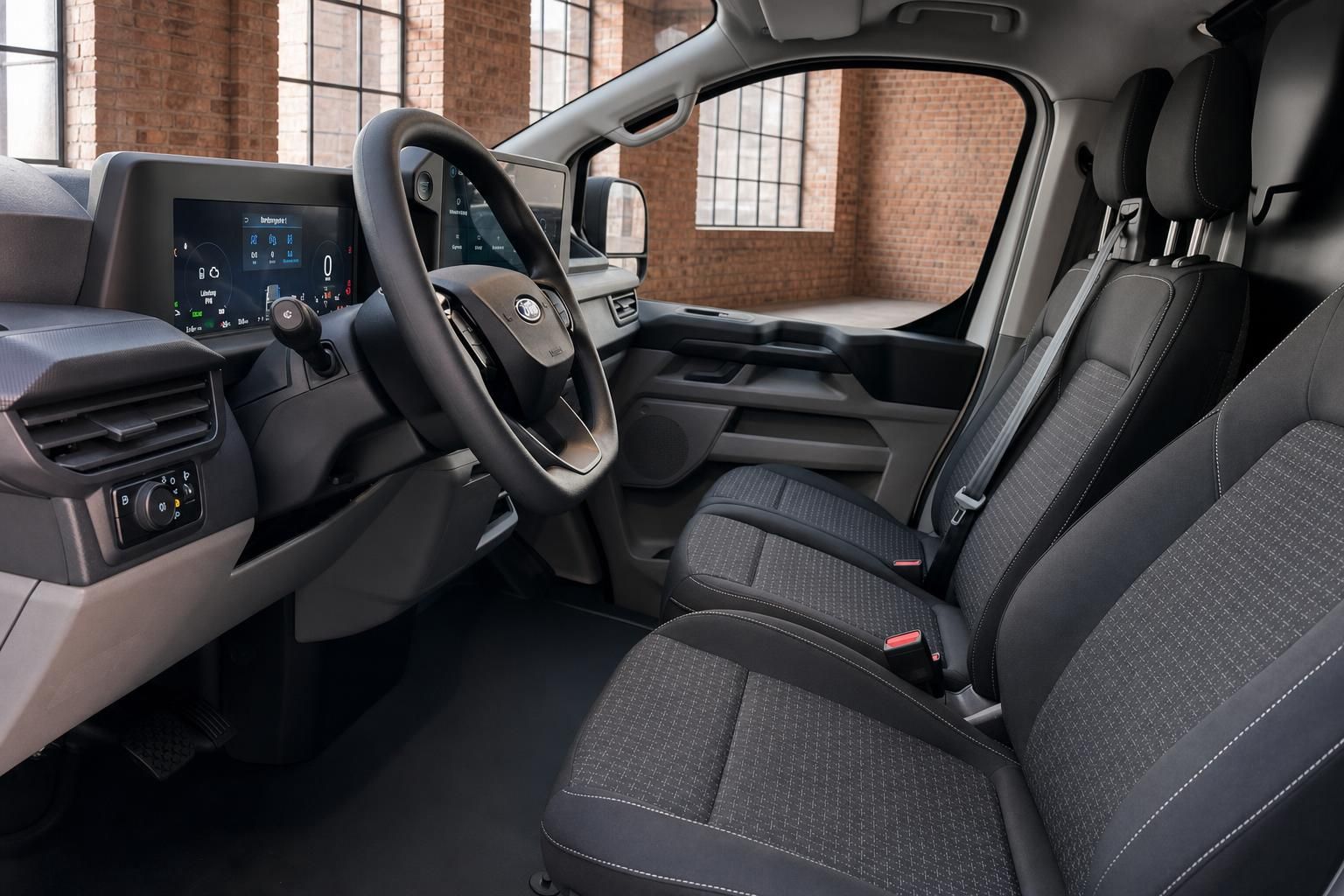 Ford Transit Custom Cockpit mit digitalem Kombiinstrument, Lenkrad und Vordersitzen in Schwarz
