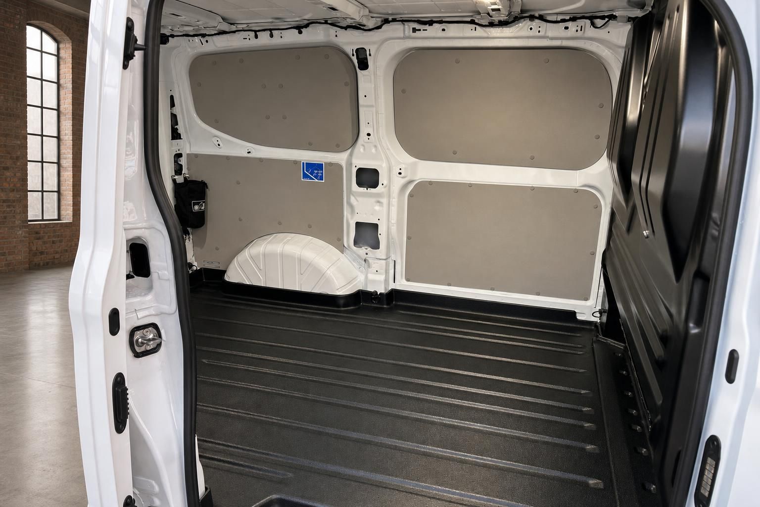 Ford Transit Custom Laderaum weiss mit offener Schiebetuer, Kunststoffverkleidung und rutschfestem Boden