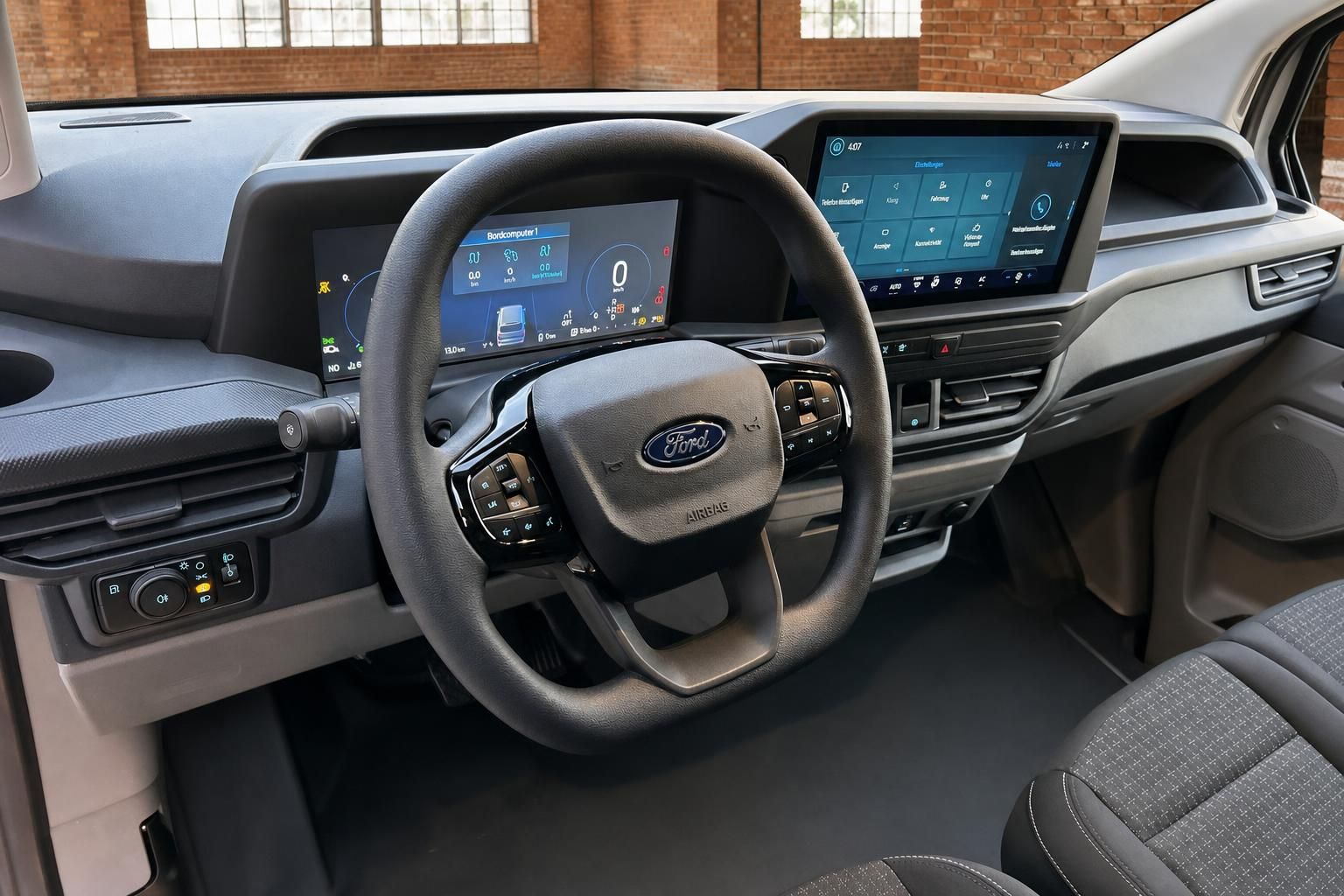 Ford Transit Custom Armaturenbrett mit Ford-Lenkrad, digitalem Tacho und großem Infotainment-Display