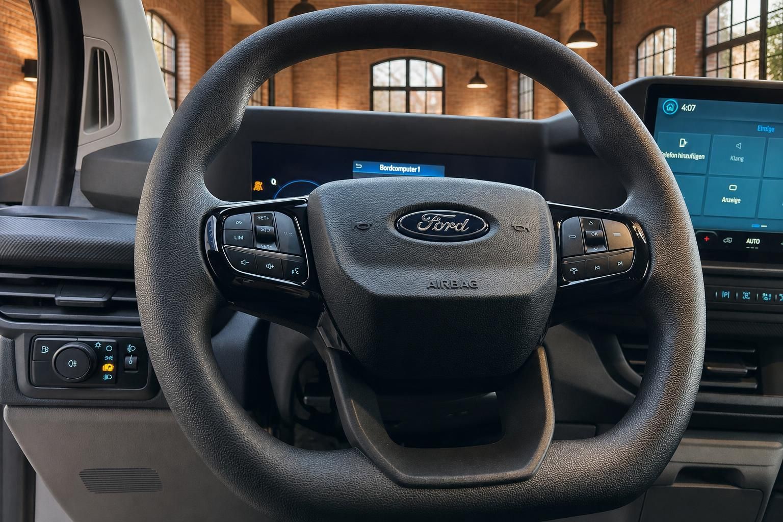 Ford Transit Custom Lenkrad Nahaufnahme mit Multifunktionstasten, Airbag und Infotainment-Touchscreen
