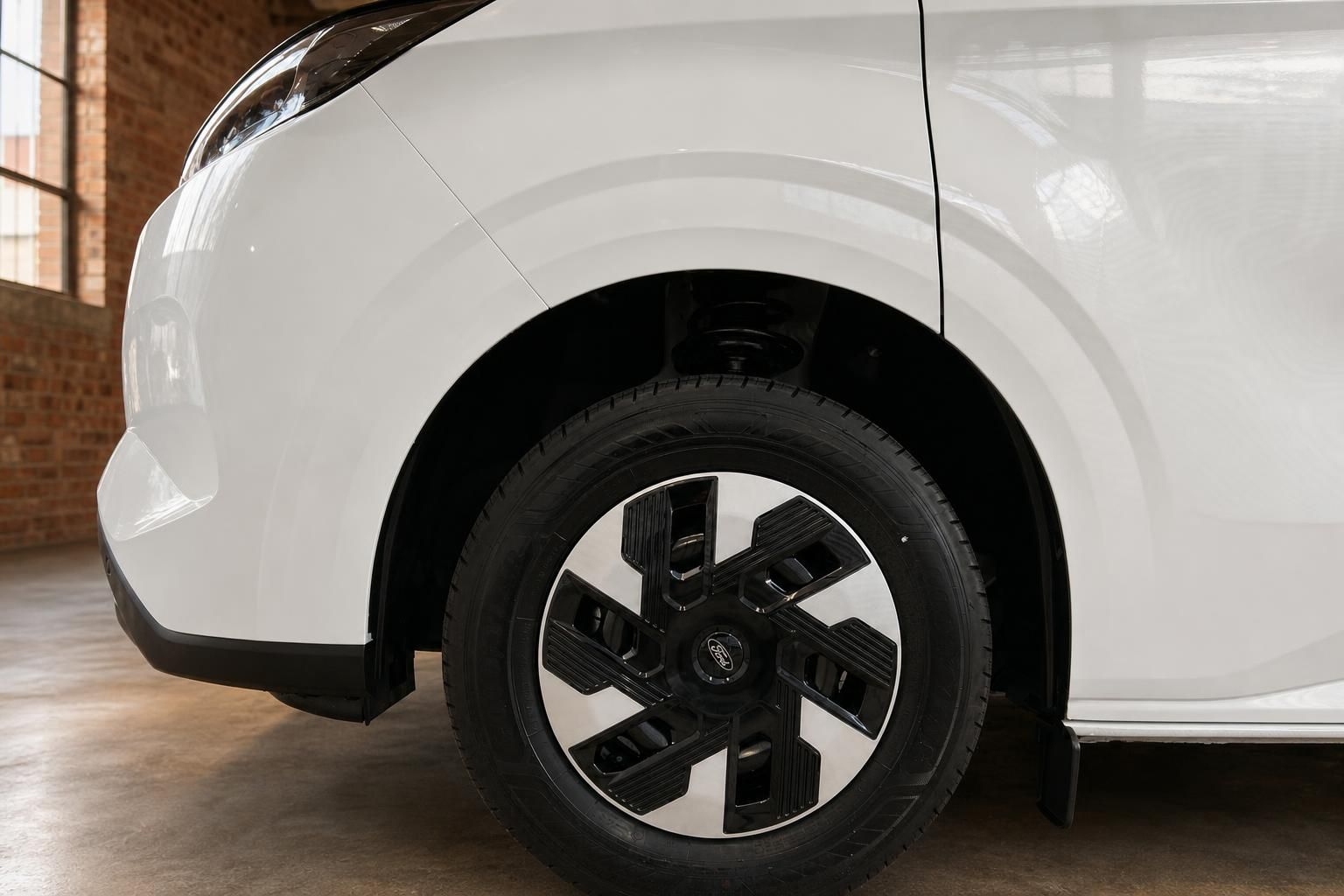 Ford Transit Custom weiß – Detailaufnahme Vorderrad mit schwarzer Leichtmetallfelge