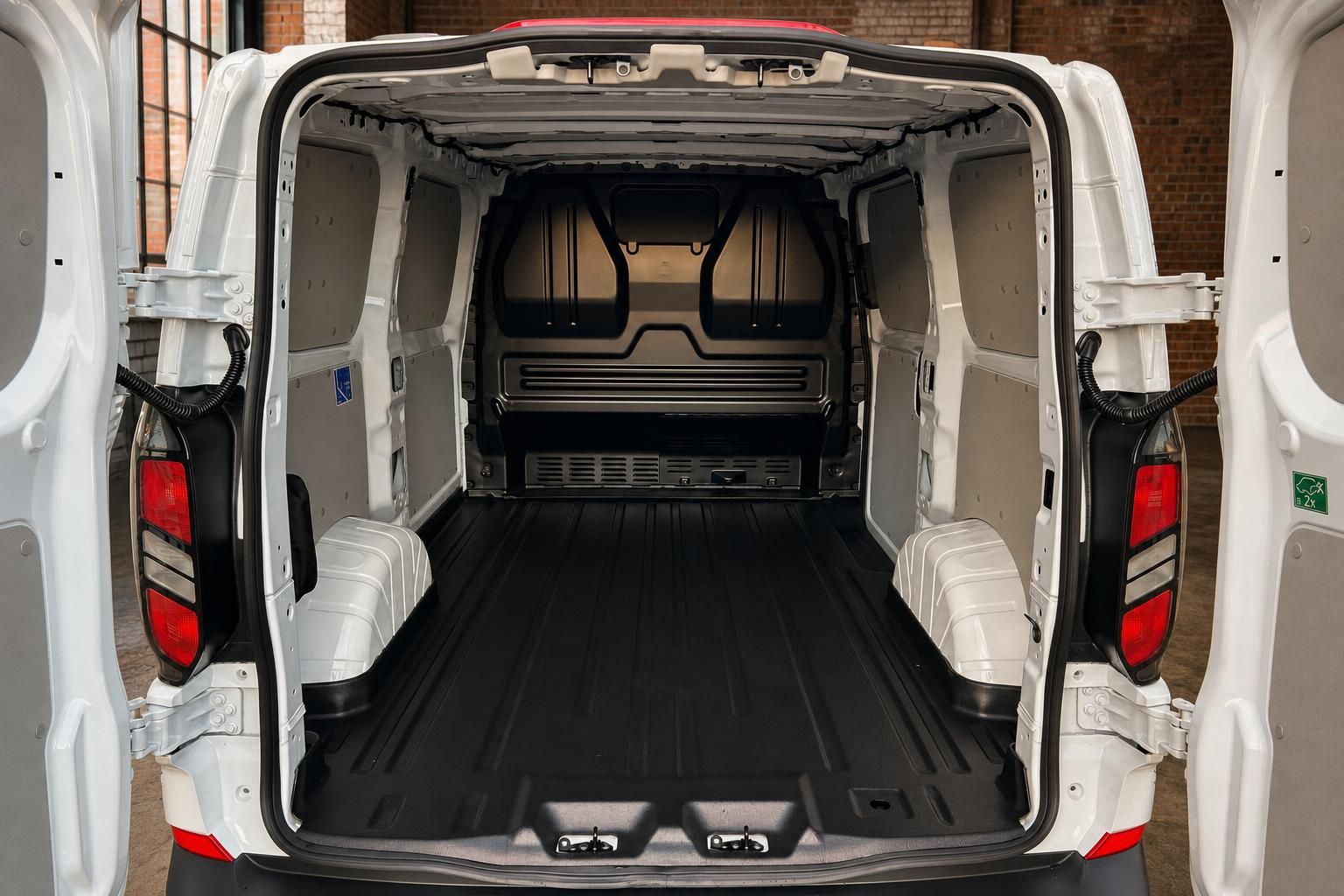 Ford Transit Custom Laderaum – geöffnete Hecktüren, schwarze Gummimatte, großes Ladevolumen