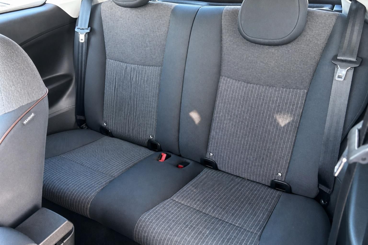 Fiat 500e Innenraum Rücksitzbank mit Stoffbezug und Sicherheitsgurten